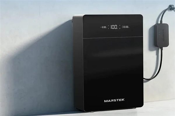 Marstek Venus E thuisbatterij aan de muur